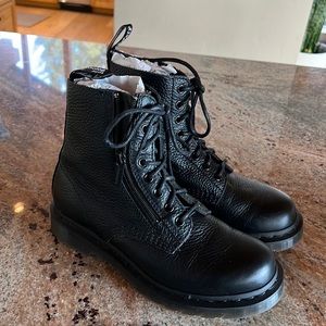 Dr. Martens womens pascal zip combat boot size 8 - like new